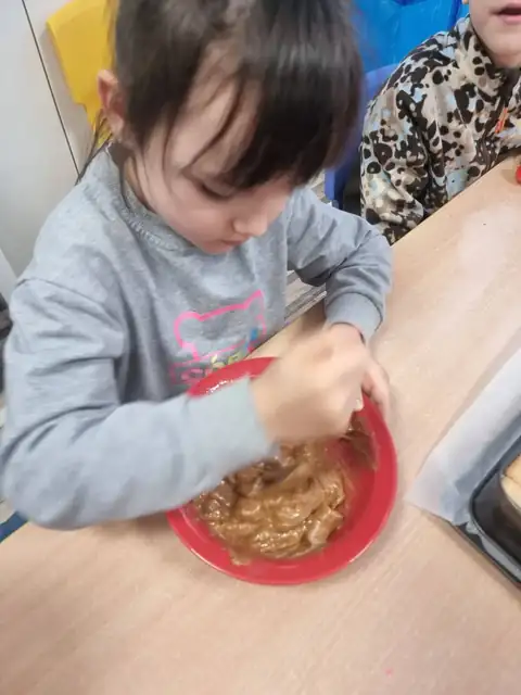 Zajączki mieszają masę kajmakową