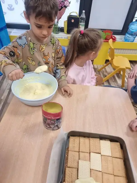 Rozsmarowywanie kremu na herbatnikach
