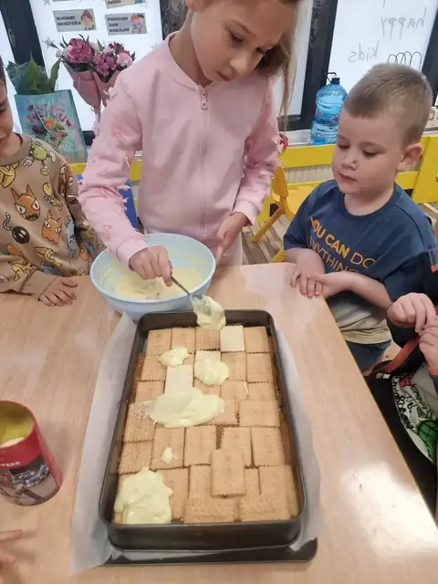 Rozsmarowywanie kremu na herbatnikach