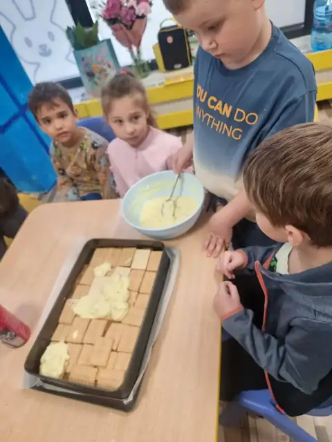 Rozsmarowywanie kremu na herbatnikach