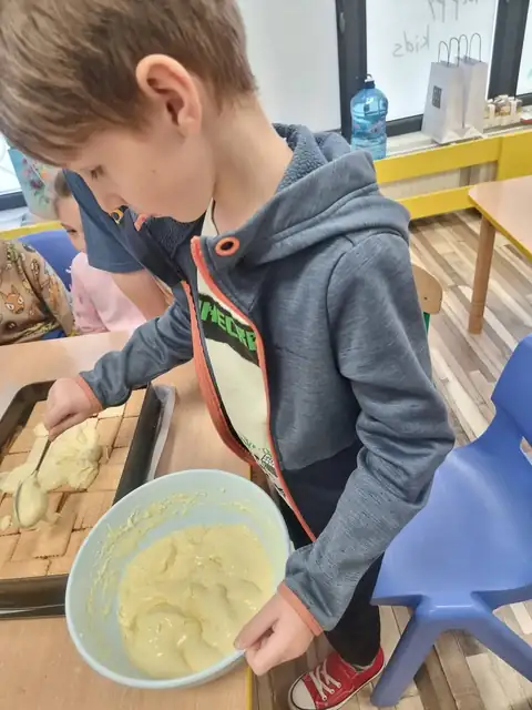 Rozsmarowywanie kremu na herbatnikach