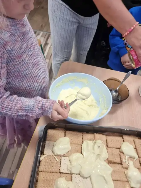 Rozsmarowywanie kremu na herbatnikach