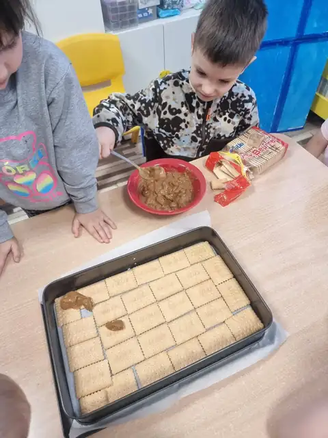 Układanie herbatników i masy kajmakowej