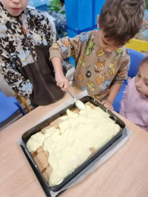 Rozsmarowywanie kremu na herbatnikach