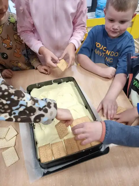 Rozsmarowywanie kremu na herbatnikach