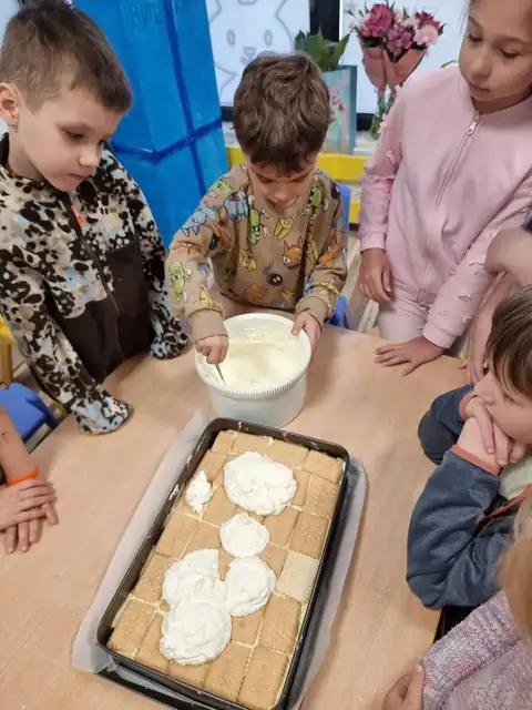 Rozsmarowywanie kremu na herbatnikach