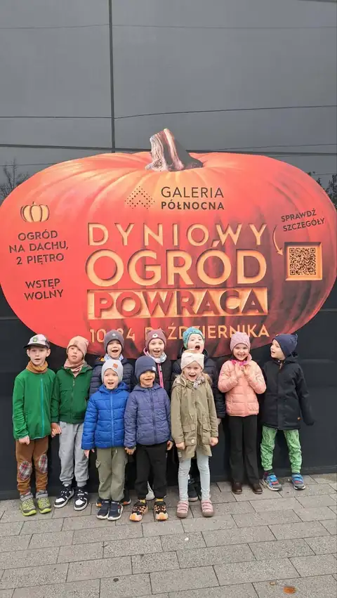 Zajączki przed wejściem do Dyniowego Ogrodu w Galerii Północnej