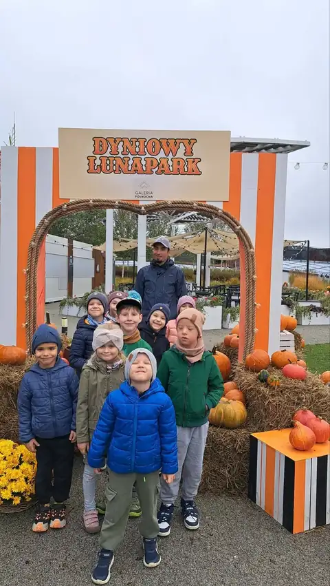 Zajączki przy bramie Dyniowego Lunaparku