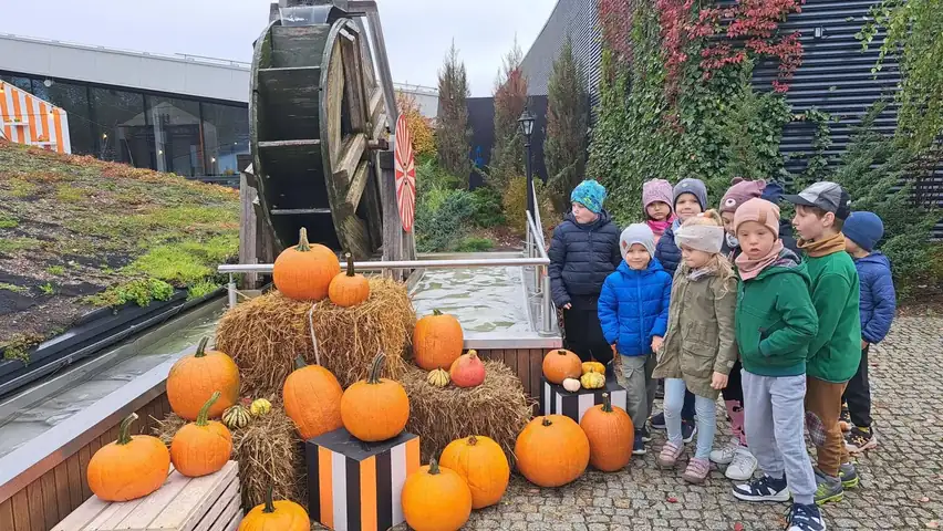 Spacer wśród dyń i dekoracji na dachu galerii