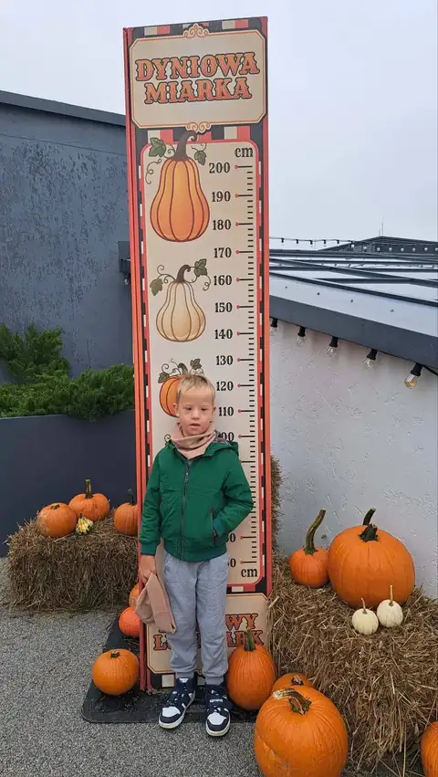 Mierzenie wzrostu na dyniowej miarce