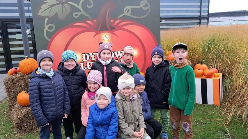 Pamiątkowe zdjęcie przy wielkiej dyni Dyniowego Lunaparku