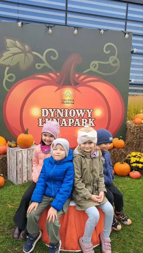 Pamiątkowe zdjęcie przy wielkiej dyni Dyniowego Lunaparku