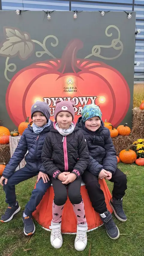 Pamiątkowe zdjęcie przy wielkiej dyni Dyniowego Lunaparku