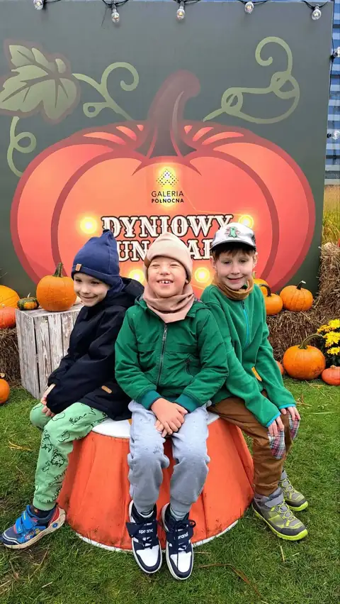 Pamiątkowe zdjęcie przy wielkiej dyni Dyniowego Lunaparku