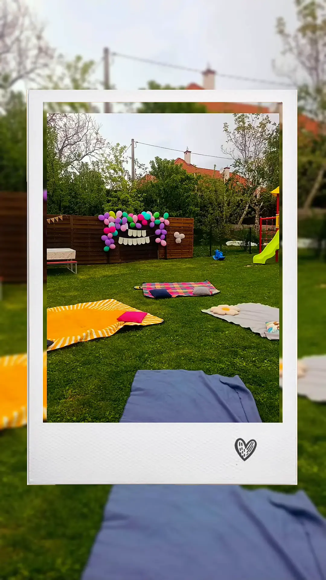 Koce piknikowe i balony w ogrodzie przedszkola na Dzień Rodziny