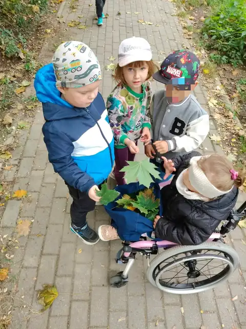 Zbieranie jesiennych liści na spacerze