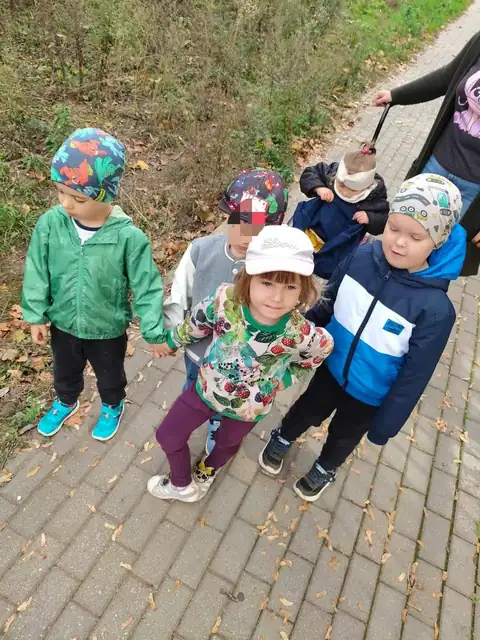 Zbieranie jesiennych liści na spacerze