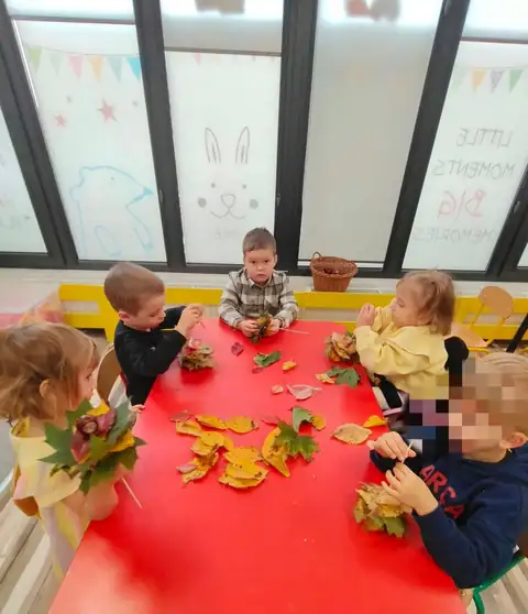 Robienie krasnali z jesiennych liści