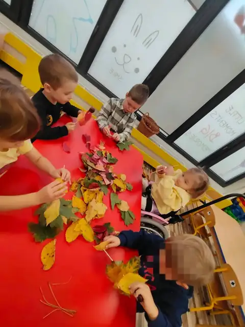 Robienie krasnali z jesiennych liści