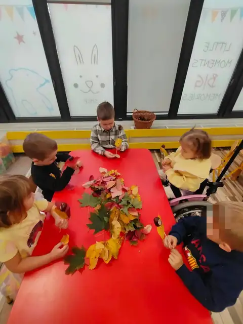 Robienie krasnali z jesiennych liści