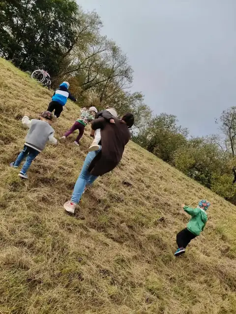 Zbieranie jesiennych liści na spacerze