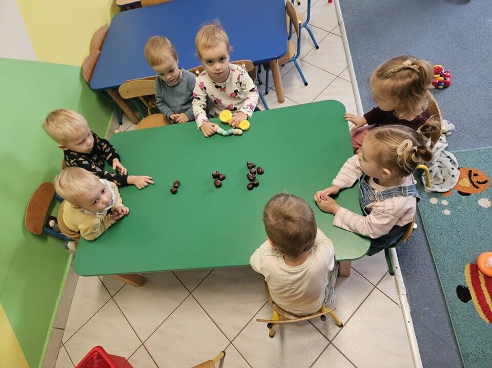Jesienna przygoda z kasztanami w naszym żłobku Jesienna przygoda z kasztanami w naszym żłobku