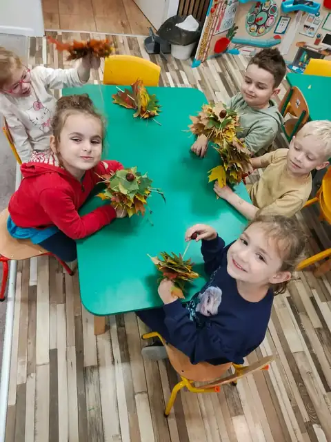 Jeżyki nadziewają jesienne liście na patyczki