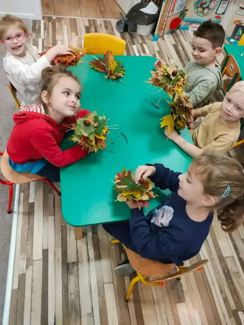 Jeżyki nadziewają jesienne liście na patyczki