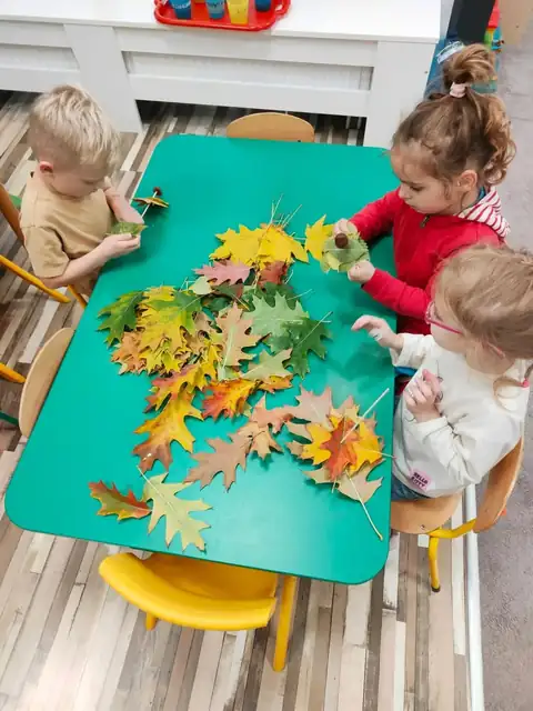 Kolorowe jesienne liście na stoliku