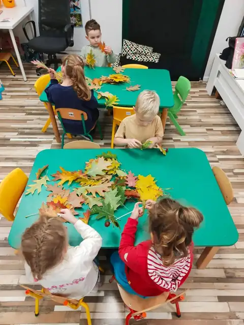 Kolorowe jesienne liście na stoliku