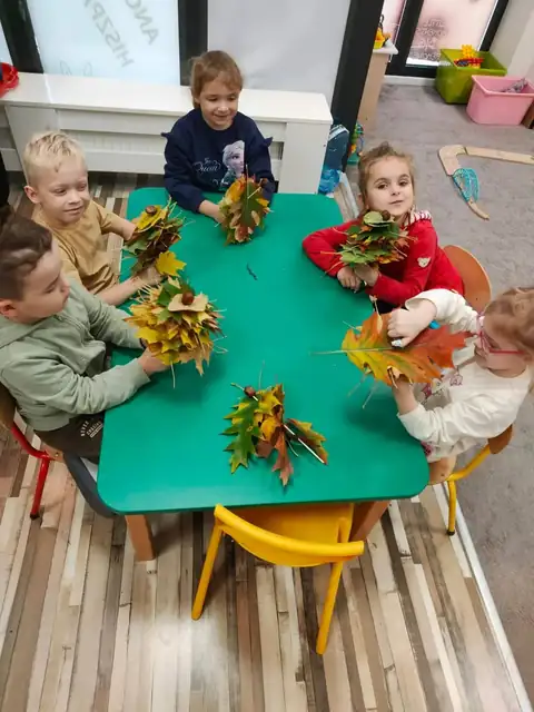 Jesienne ludziki z liści w rękach przedszkolaków