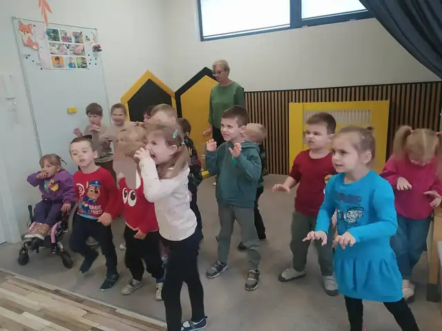 Wspólna zabawa ruchowa przy muzyce