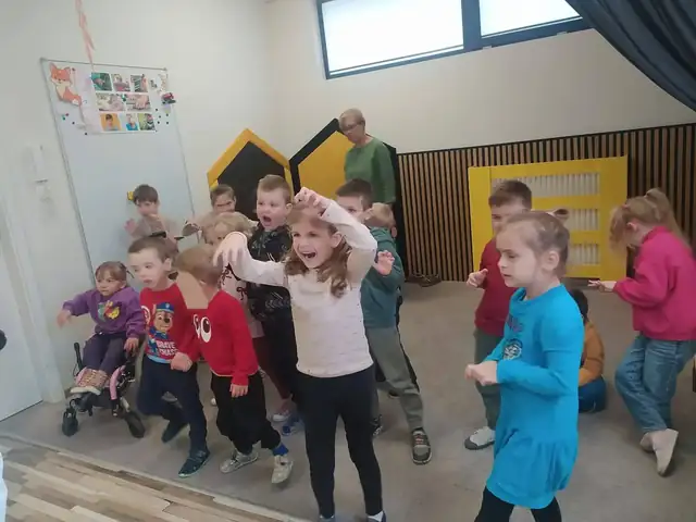 Wspólna zabawa ruchowa przy muzyce