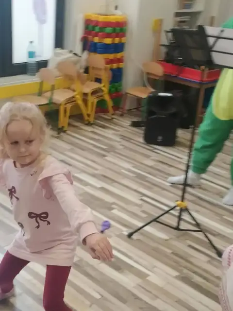 Przedszkolaki tańczą podczas koncertu