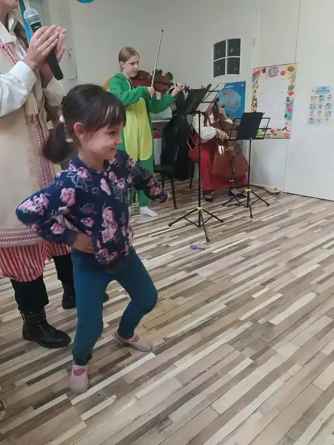 Przedszkolaki tańczą podczas koncertu
