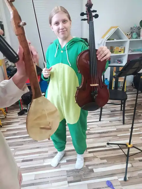 Smok Wawelski grający na skrzypcach