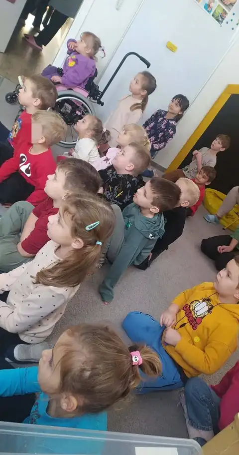 Przedszkolaki słuchają koncertu Bajnutek