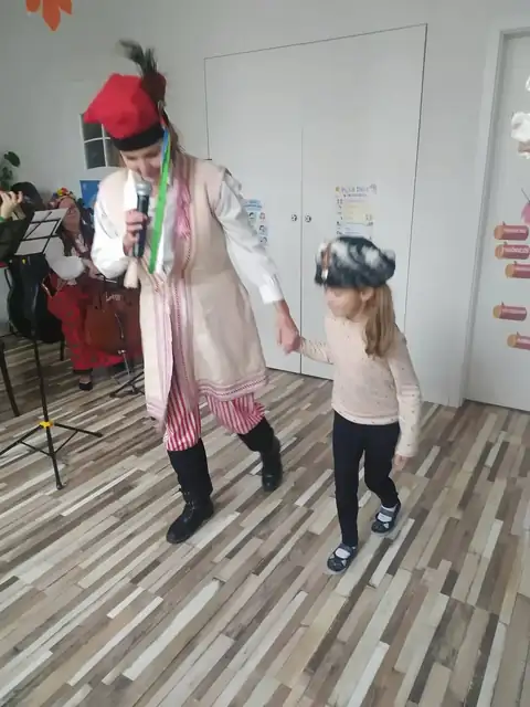Przedszkolaki tańczą podczas koncertu