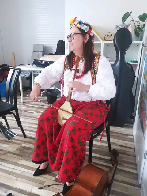 Muzyczka gra na ludowym instrumencie