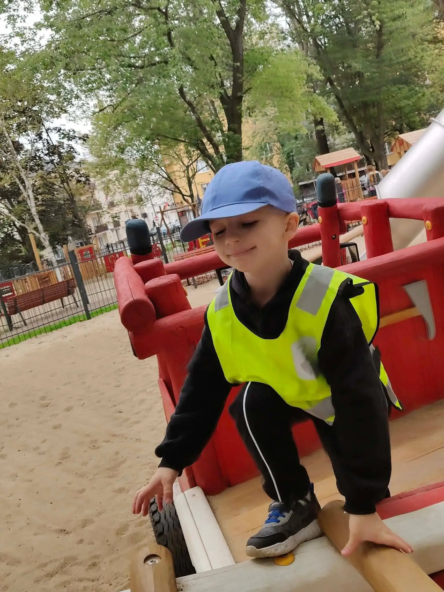 Liski i Jeżyki podczas zabawy na strażackim placu zabaw w Parku Kaskada — zdjęcie 1