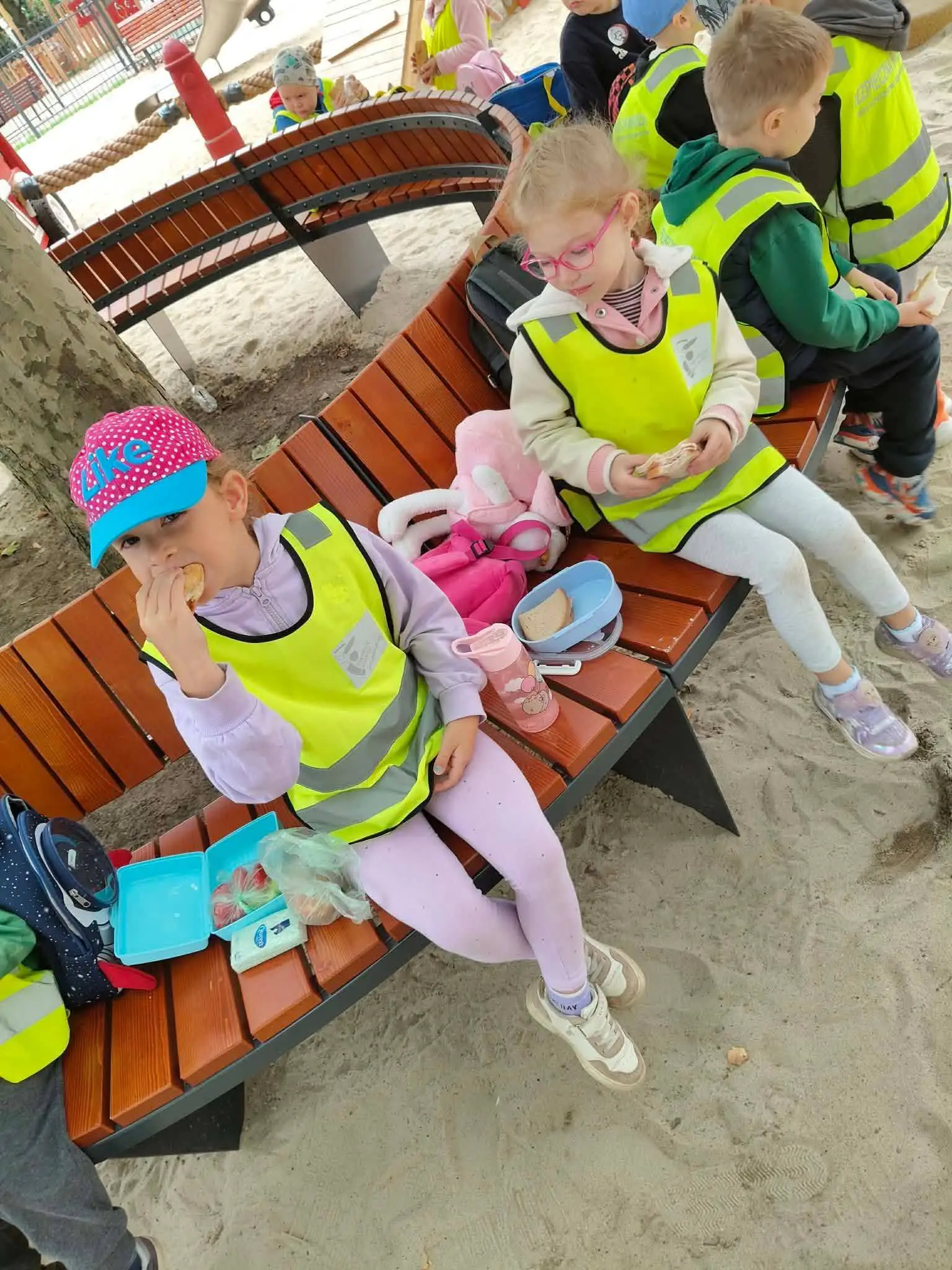 Liski i Jeżyki podczas zabawy na strażackim placu zabaw w Parku Kaskada — zdjęcie 13