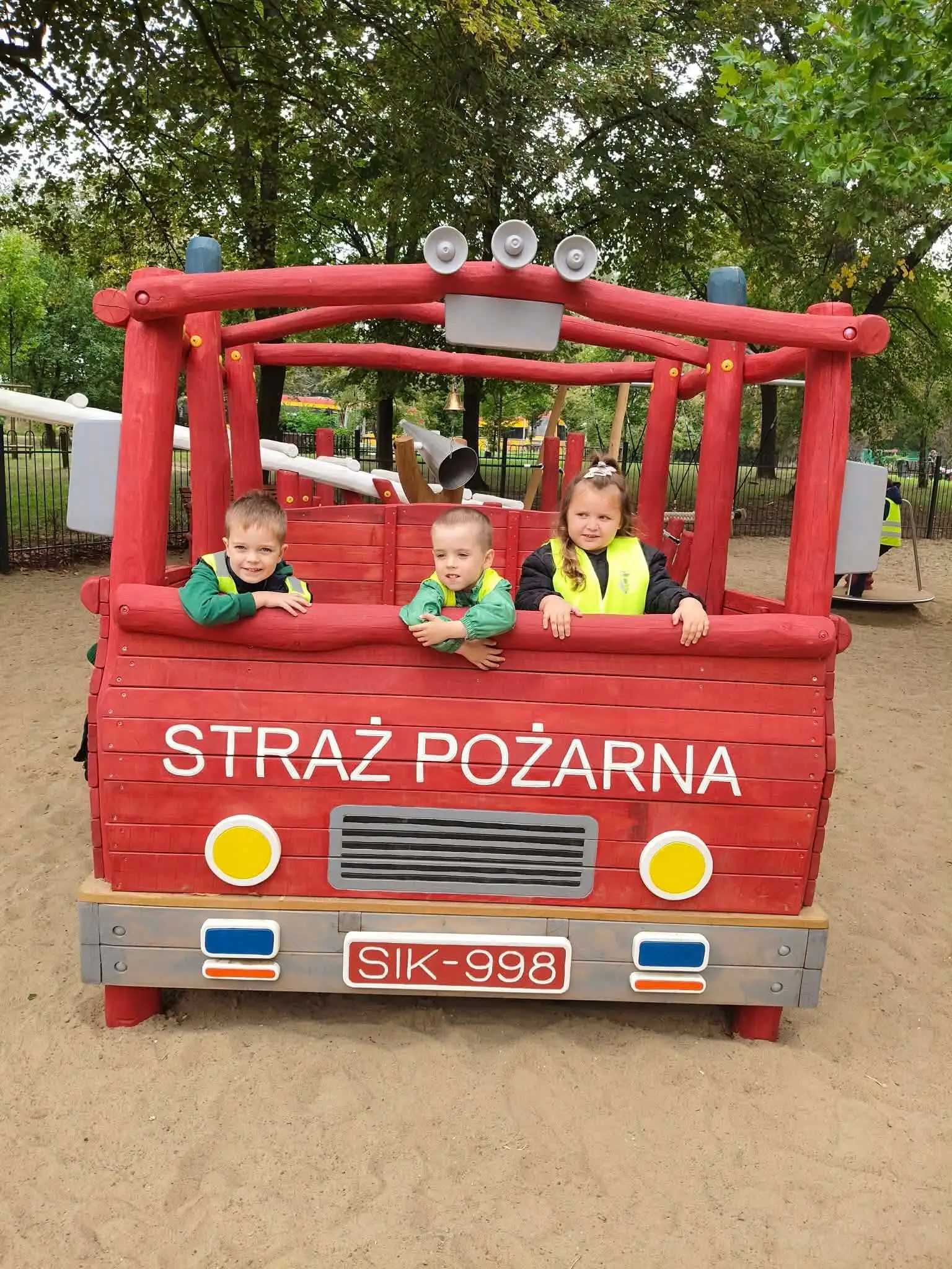 Liski i Jeżyki podczas zabawy na strażackim placu zabaw w Parku Kaskada — zdjęcie 21