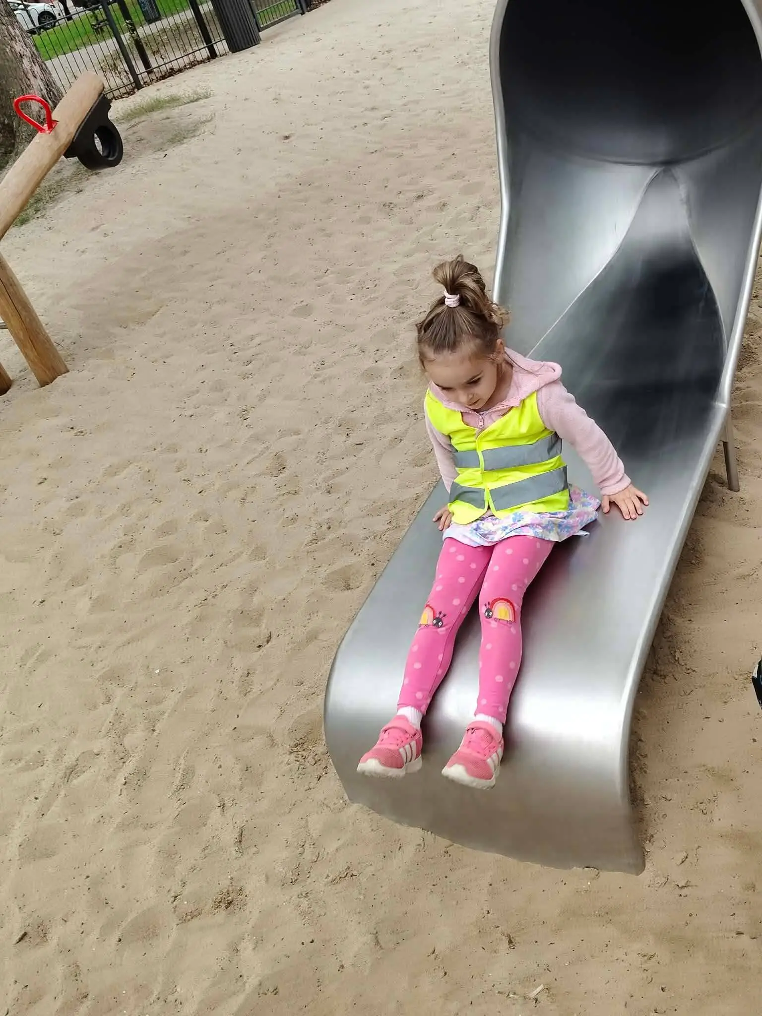 Liski i Jeżyki podczas zabawy na strażackim placu zabaw w Parku Kaskada — zdjęcie 22