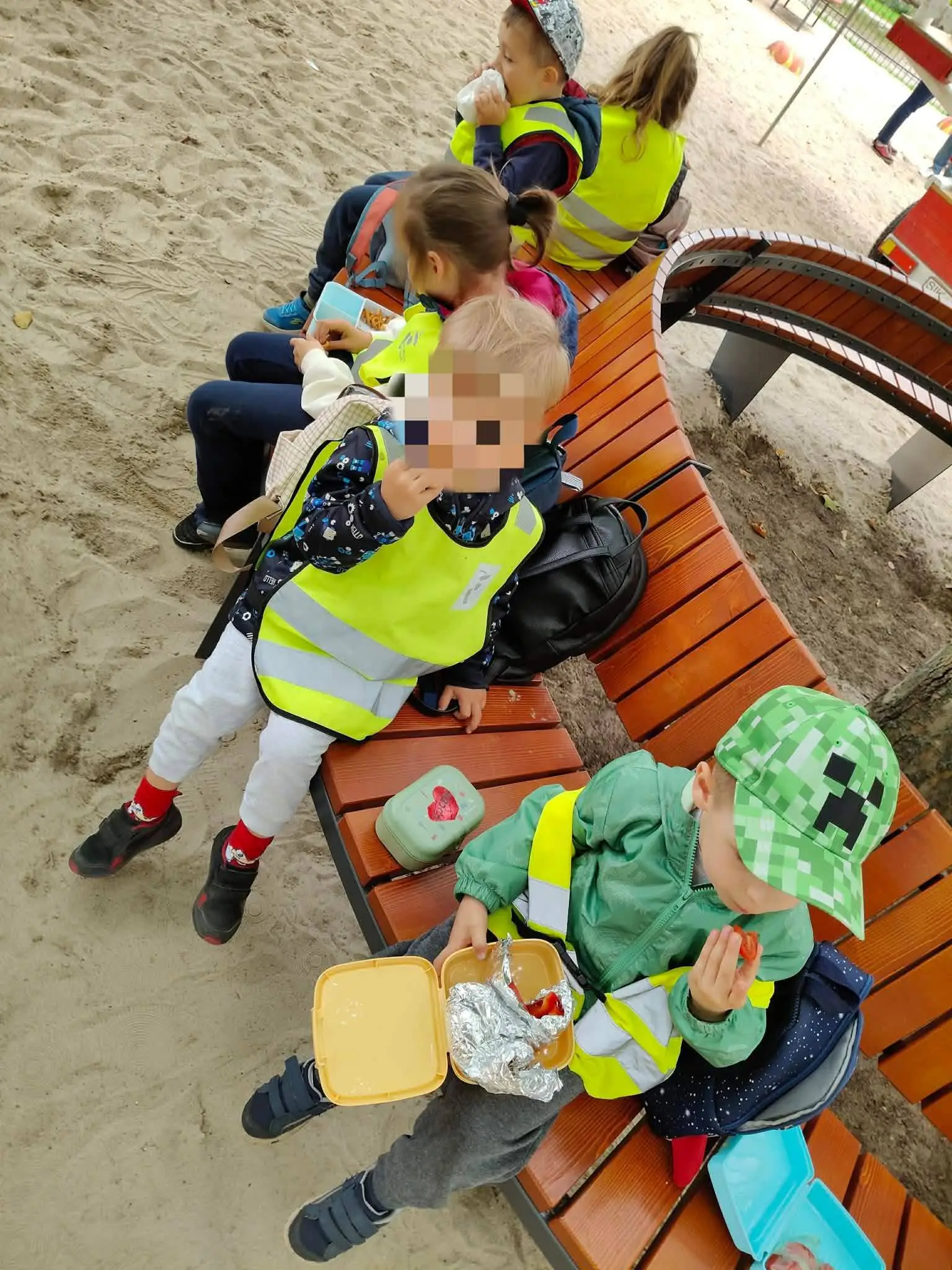 Liski i Jeżyki podczas zabawy na strażackim placu zabaw w Parku Kaskada — zdjęcie 7