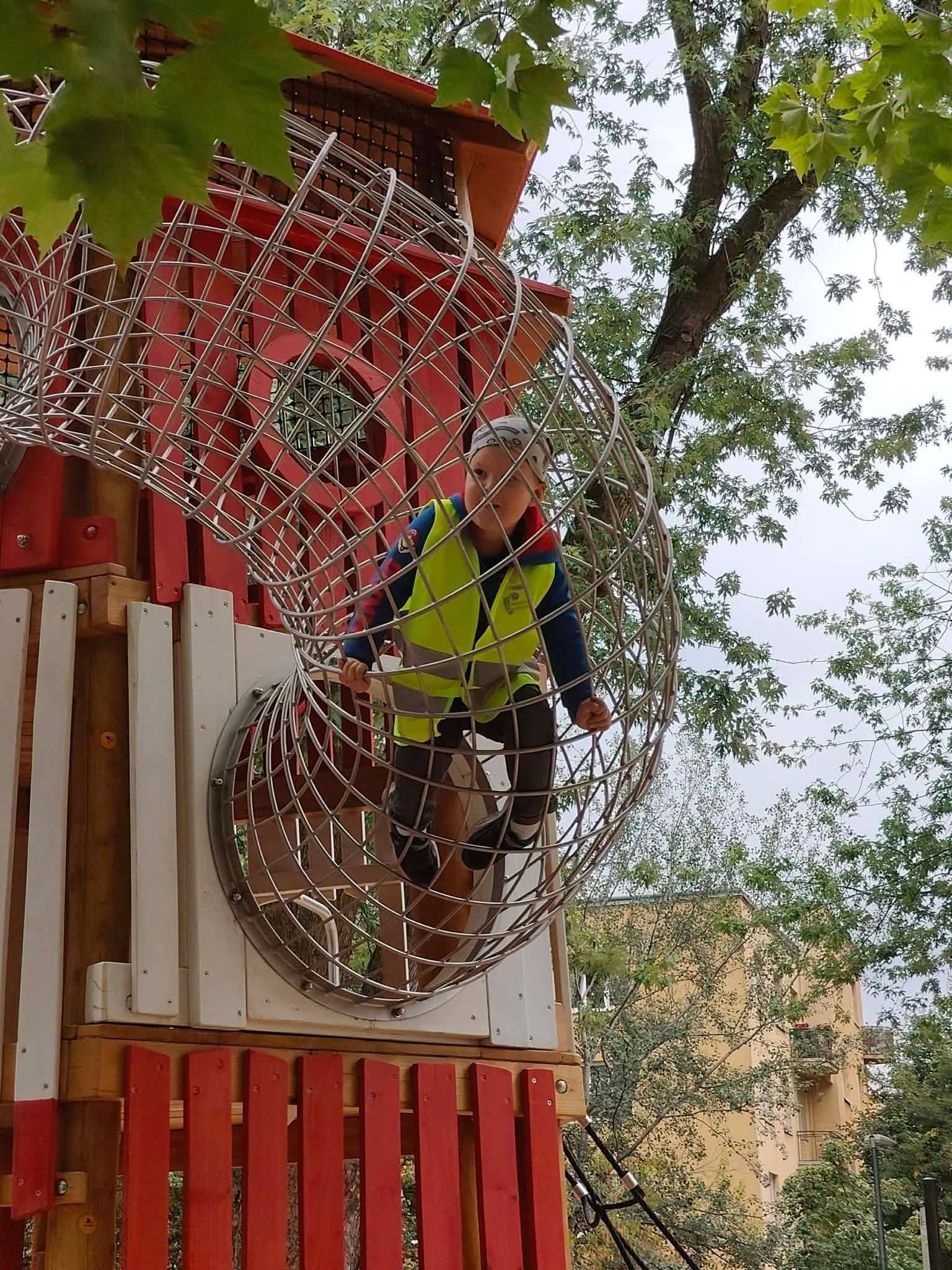 Liski i Jeżyki podczas zabawy na strażackim placu zabaw w Parku Kaskada — zdjęcie 9