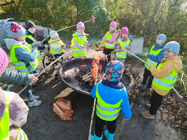 Pieczenie kiełbasek na ognisku nad Wisłą