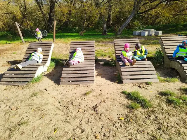 Odpoczynek na drewnianych leżakach