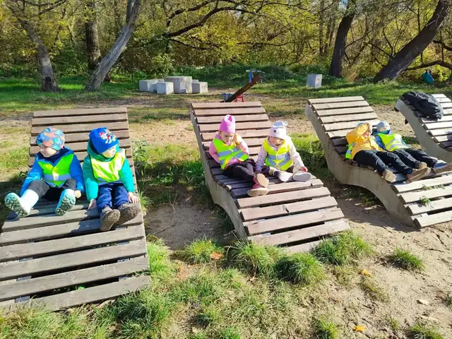 Odpoczynek na drewnianych leżakach