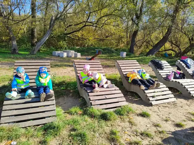 Odpoczynek na drewnianych leżakach