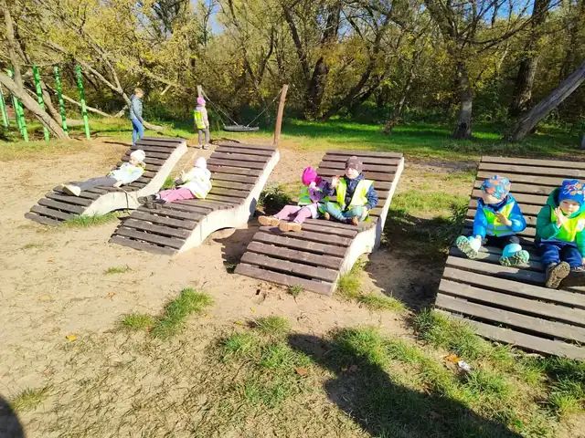 Odpoczynek na drewnianych leżakach